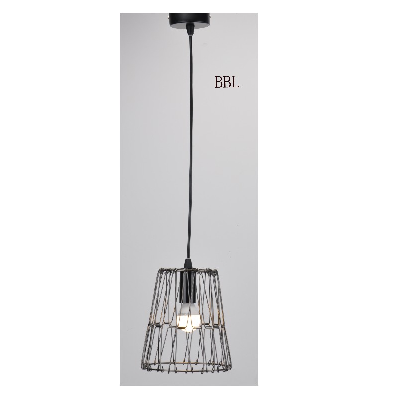 Κρεμαστό φωτιστικό με μεσαία απόχρωση DIY